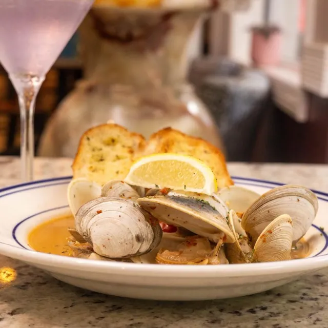 Little necks in white wine and garlic with garlic bread